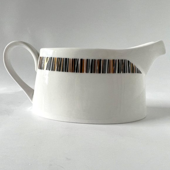 Royal Tuscan Gravy Boat Fine Bone China Cascade Made in England 5 1/2" Wide - Picture 2 of 7